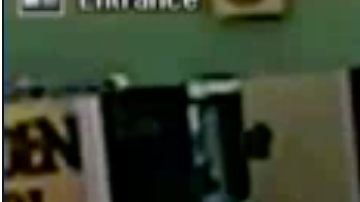 Las autoridades están en busca de la mujer que abandonó a su hija.