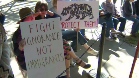 Algunos están de acuerdo con la medida, pero otros temen que no sea suficiente para defender a indocumentados.