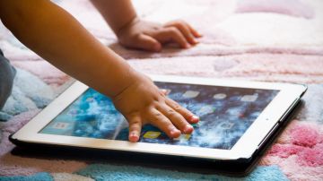 Los pequeños pueden romper las pantallas de las tabletas y teléfonos inteligentes que se dejan descuidados.