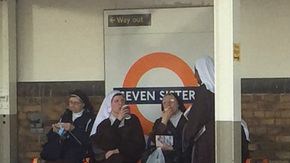 Un viajero captó la foto de las siete monjas que rápidamente se hizo viral en las redes sociales.