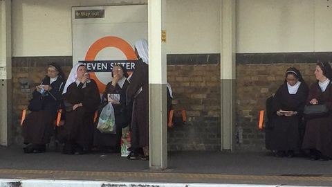 Un viajero captó la foto de las siete monjas que rápidamente se hizo viral en las redes sociales.