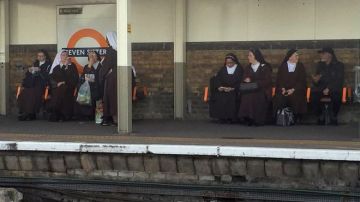 Un viajero captó la foto de las siete monjas que rápidamente se hizo viral en las redes sociales.