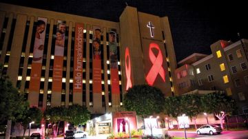 El ataque se dio dentro del centro médico de St. Mary's en Long Beach.