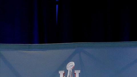 El quarterback de los New England Patriots, Tom Brady, junto al trofeo Vince Lombardi.