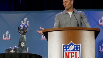 El quarterback de los New England Patriots, Tom Brady, junto al trofeo Vince Lombardi.