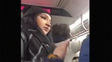 Tracey Tong salió en defensa de una pareja que era insultada por su apariencia en el Metro de NY.