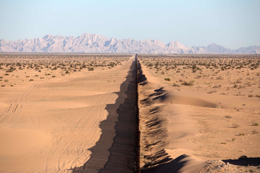 Una sección de la cerca fronteriza México-Estados Unidos en San Luis Río Colorado, estado de Sonora, noroeste de México. Foto: AFP / Guillermo Arias
