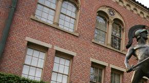 La estatua de un Troyano, emblema de USC.