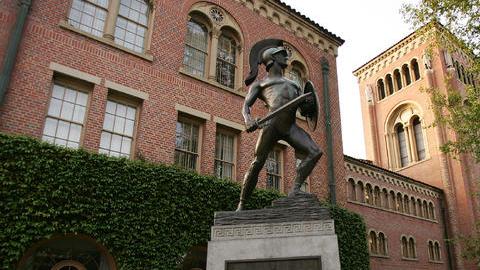 La estatua de un Troyano, emblema de USC.