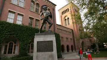 La estatua de un Troyano, emblema de USC.