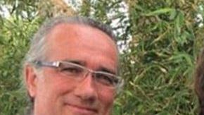 Andre Zuczek (centro), de 15 años, murió tras caer del tercer piso de un edificio.