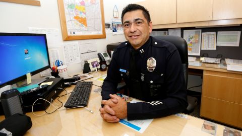 El comandante Al Labrada quien llegó a EEUU a los 5 años de edad es ascendido de cargo en el LAPD. / foto: Aurelia Ventura.