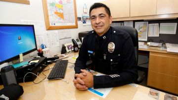 El comandante Al Labrada quien llegó a EEUU a los 5 años de edad es ascendido de cargo en el LAPD. / foto: Aurelia Ventura.