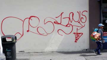 Grafiti de pandillas en el área de Los Ángeles.