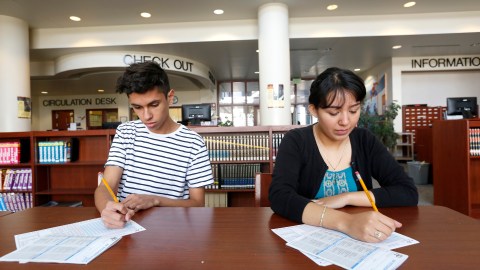 Estudiantes toman un examen en una escuela de Los Ángeles. (Aurelia Ventura)