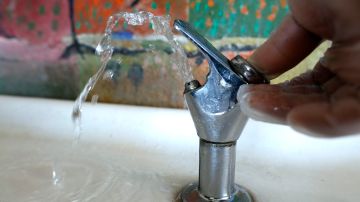 En mayo 2016, el LAUSD notó agua turbia en las fuentes de cinco primarias de Compton. Los alumnos recibieron botellas de agua mientras se realizaron muestras.