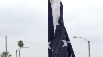 Un hombre retirado de la Infantería de Marina de los Estados Unidos se manifiesta en contra de la deportación de veteranos.