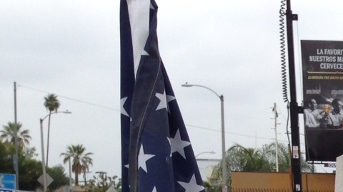 Un hombre retirado de la Infantería de Marina de los Estados Unidos se manifiesta en contra de la deportación de veteranos.