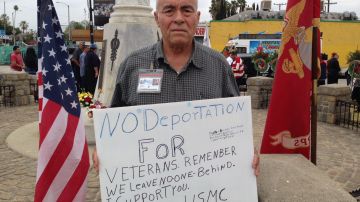 Un hombre retirado de la Infantería de Marina de los Estados Unidos se manifiesta en contra de la deportación de veteranos.