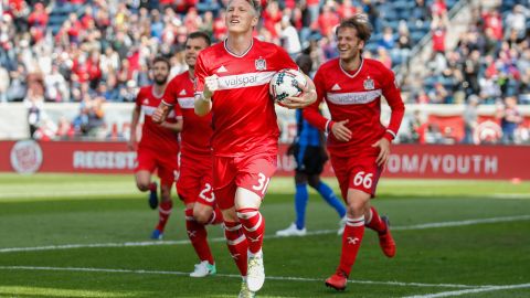 Bastian Schweinsteiger festeja tras anotar su primer gol con el Chicago Fire.