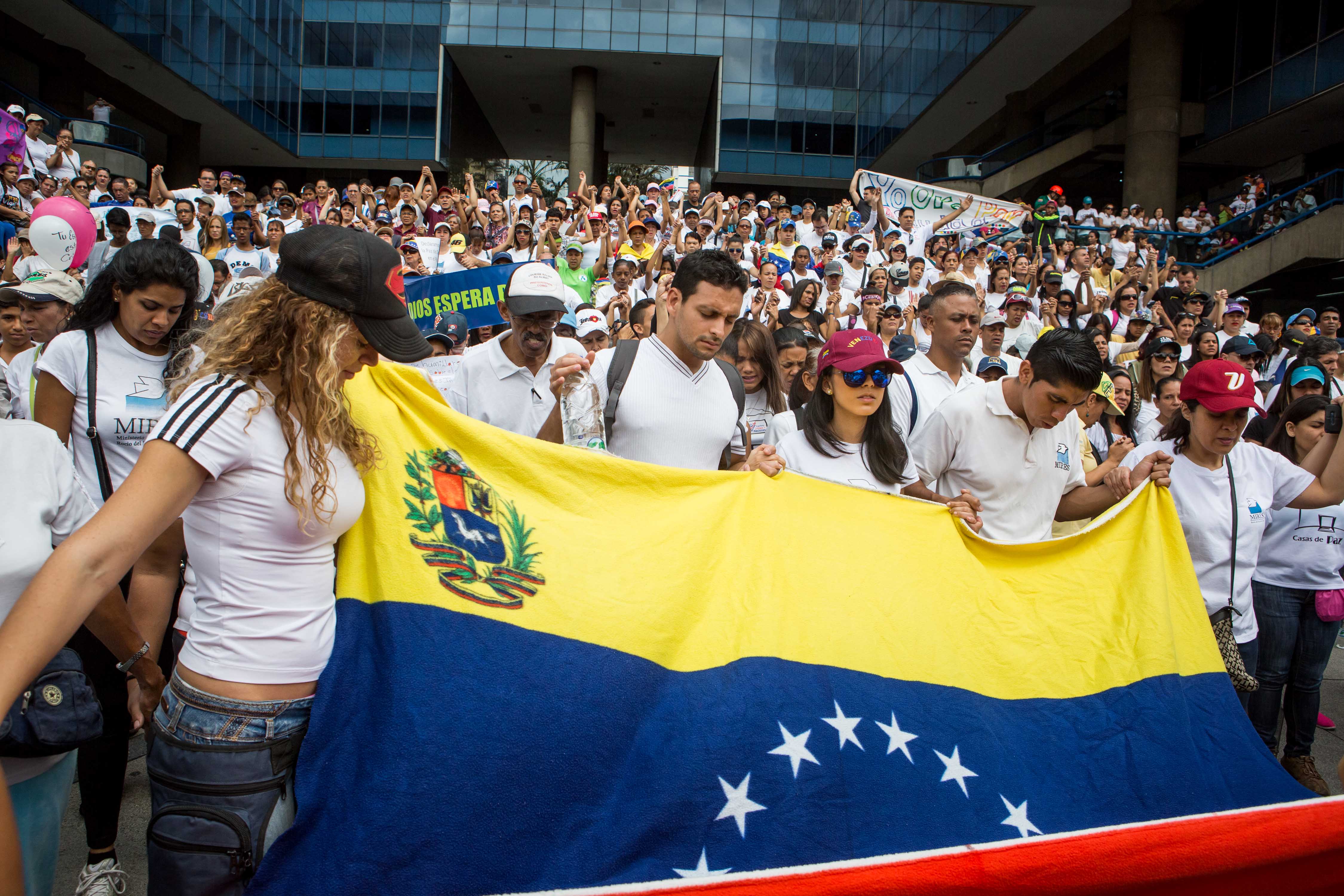 La oposición venezolana convoca de nuevo a manifestarse en varias ciudades del país en demanda de la "restitución del hilo constitucional" y de la celebración de elecciones.