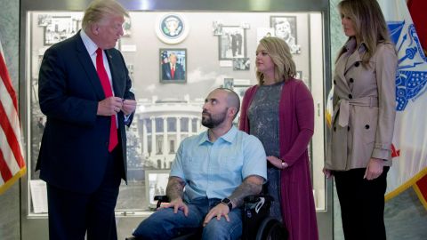 Alvaro Barrientos (2-I),y su esposa Tammy  conversan con Trump.