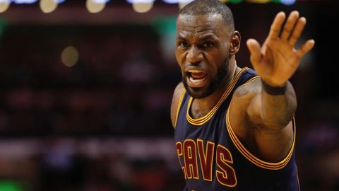 LeBron James guía a Cleveland en playoffs