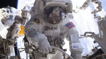 Trump felicitó a la estadounidense Peggy Whitson, quien acaba de batir el récord de permanencia en el espacio para un astronauta de EE.UU., con un total de 535 días fuera de la Tierra