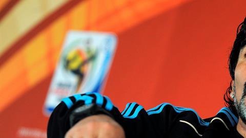 Maradona quiere de nueva cuenta dirigir a Argentina