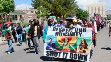 Activistas protestan contra las propuestas antiinmigrantes de Trump en El Paso, Texas.