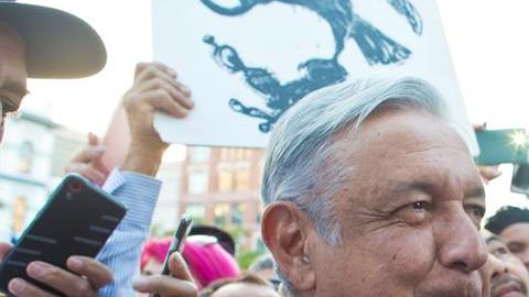 AMLO asegura que Peña Nieto fue quien infiltró los videos de la diputada Eva Cadena.