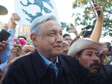 AMLO asegura que Peña Nieto fue quien infiltró los videos de la diputada Eva Cadena.