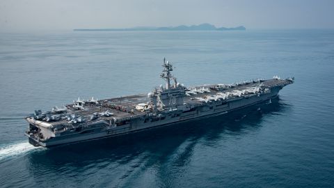 El portaaviones USS Carl Vinson en el Estrecho de Sonda.