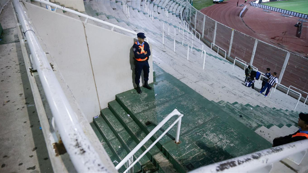 La mancha de sangre aún permanecía en las escalinatas.