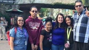 Krista Brian en Orlando con su padre, Andrew Baker, y sus cuatro nuevos hermanos