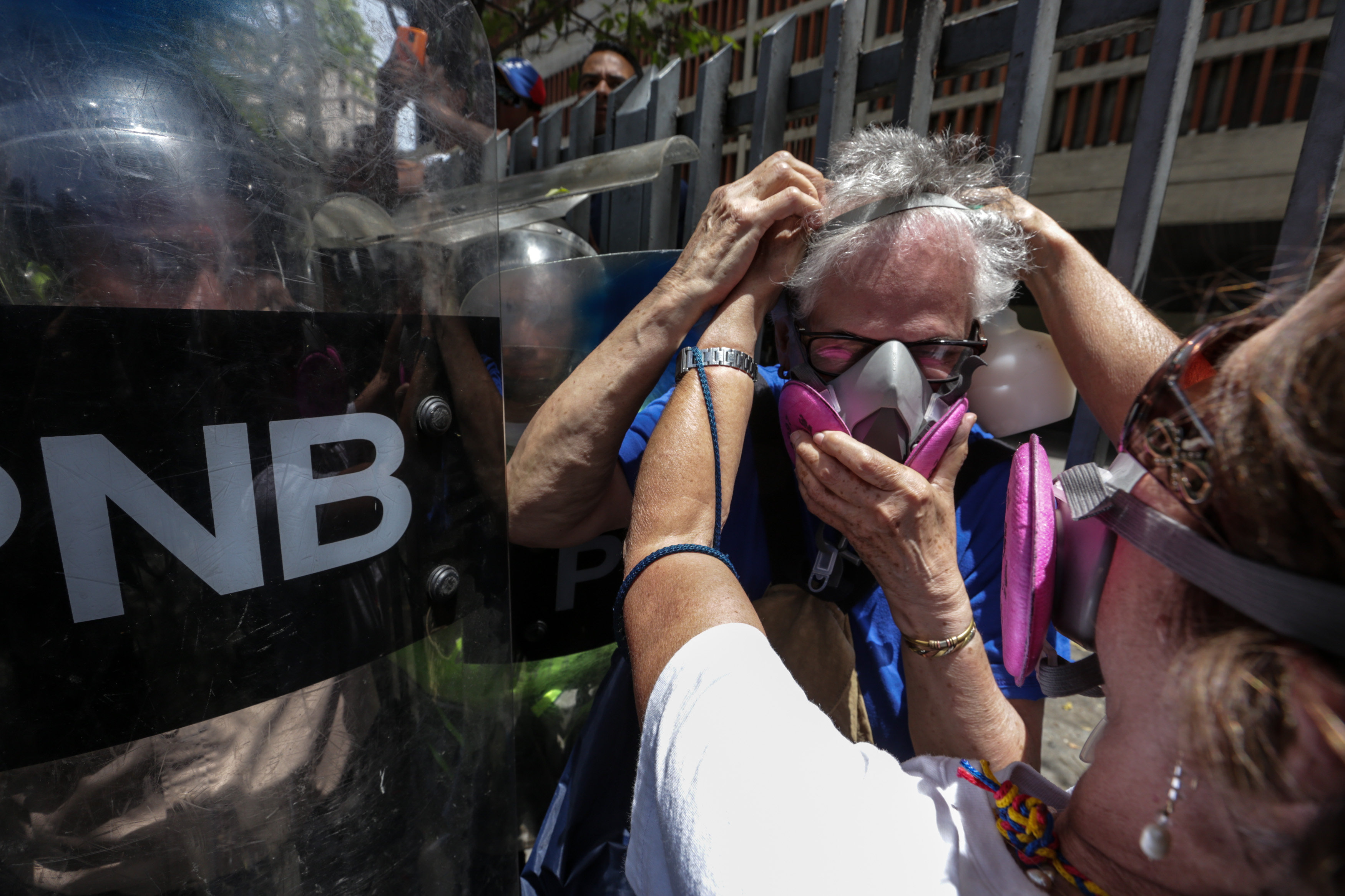 Los policías lanzaron gases lacrimógeno, perdigones y chorros de agua para dispersar a los manifestantes.