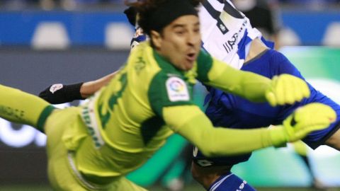 Memo Ochoa atajó todo lo que le llegó, incluyendo un penalti a Celso Borges.