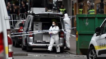 Médicos forenses en Suecia tras el atentado.