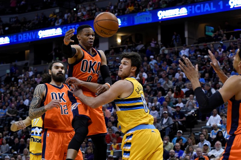 El jugador del Thunder de Oklahoma City Russel Westbrook disputa el balón con Danilo Gallinari de los Nuggets de Denver en el Pepsi Center de Denver, Colorado.