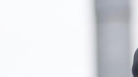 olicías montan guardia en los alrededores del estadio Signal Iduna Park en Dortmund .