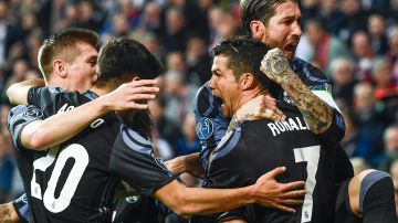 Cristiano Ronaldo (d) celebra con sus compañeros la anotación de un gol.