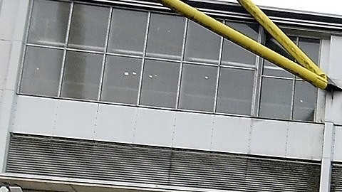 Policías aseguran el estadio Signal Iduna Park ante el partido de ida de cuartos de final de la Liga de Campeones entre el Dortmund y el Mónaco.