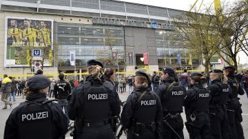 Policías aseguran el estadio Signal Iduna Park ante el partido de ida de cuartos de final de la Liga de Campeones entre el Dortmund y el Mónaco.
