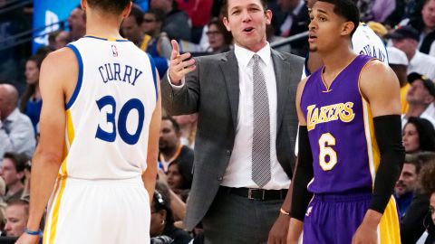 Luke Walton deja una buena impresión tras su primera temporada como entrenador de los Lakers, a pesar de todo.