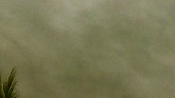 Rescatistas y bomberos en busca de sobrevivientes del accidente ocurrido en los límites de de Michoacán y Guerrero.