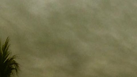 Rescatistas y bomberos en busca de sobrevivientes del accidente ocurrido en los límites de de Michoacán y Guerrero.