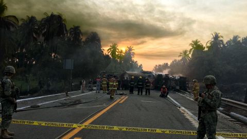 Rescatistas y bomberos en busca de sobrevivientes del accidente ocurrido en los límites de de Michoacán y Guerrero.