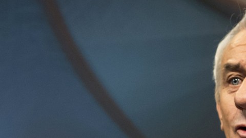 El embajador de la UEFA para la Final de la Liga de Campeones en Cardiff, Ian Rush, muestra la papeleta con el nombre del Atlético de Madrid.