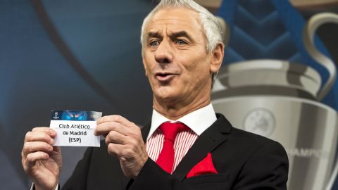 El embajador de la UEFA para la Final de la Liga de Campeones en Cardiff, Ian Rush, muestra la papeleta con el nombre del Atlético de Madrid.