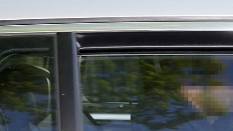 El principal sospechoso del atentado al autobús del Borussia Dortmund es trasladado en auto de policía.